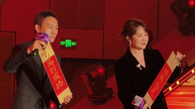客厅挺进美艳老师后臀护士